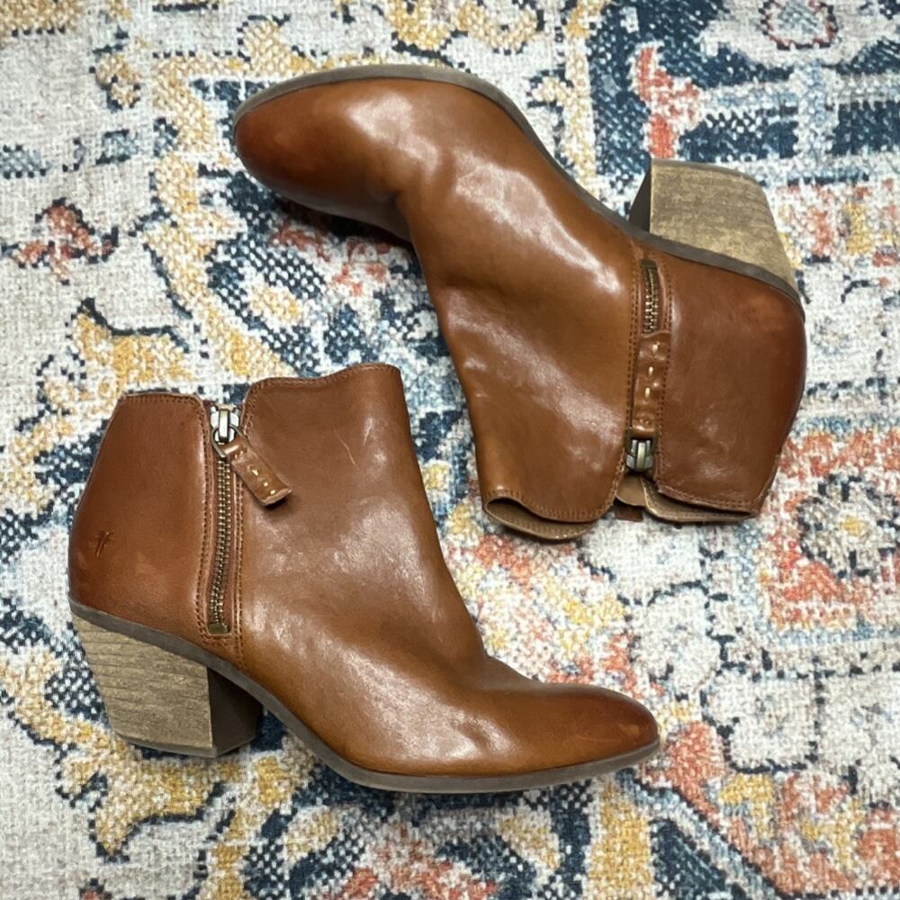FRYE Judith Double Zip Leather Ankle Booties Cognac Brown Size 7
